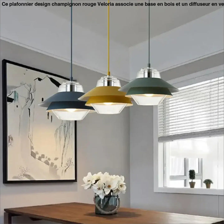 Suspension luminaire ariella avec trois abat-jours modernes en métal bleu marine, jaune moutarde et vert sauge pour décoration intérieure
