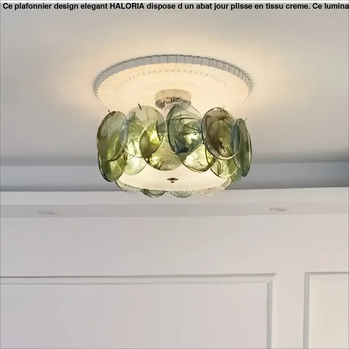 Luminaire plafonnier abalone avec suspension en verre vert en forme de feuille et base circulaire blanche
