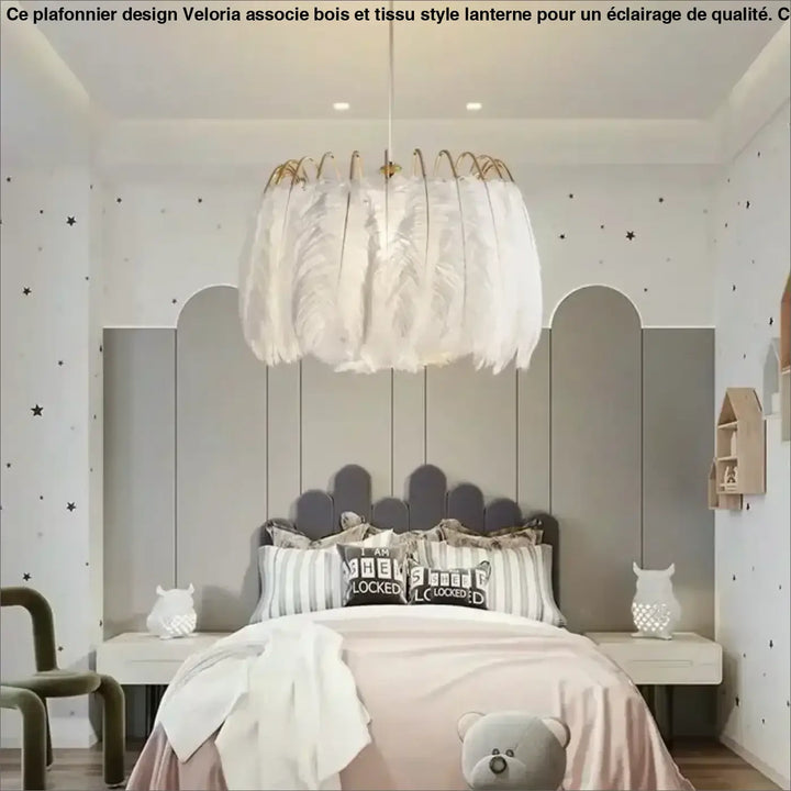 Suspension design avec plumes blanches et structure dorée moderne

