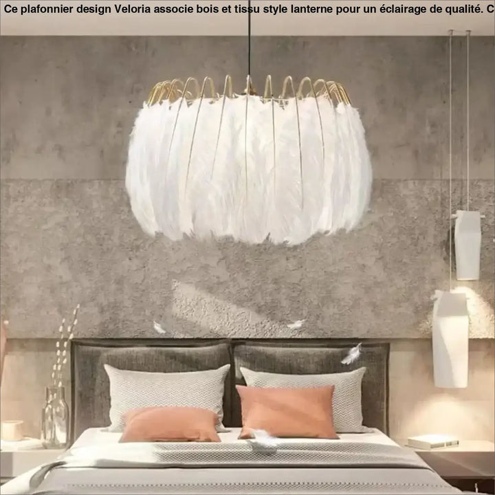 Suspension design avec plumes blanches et structure dorée moderne

