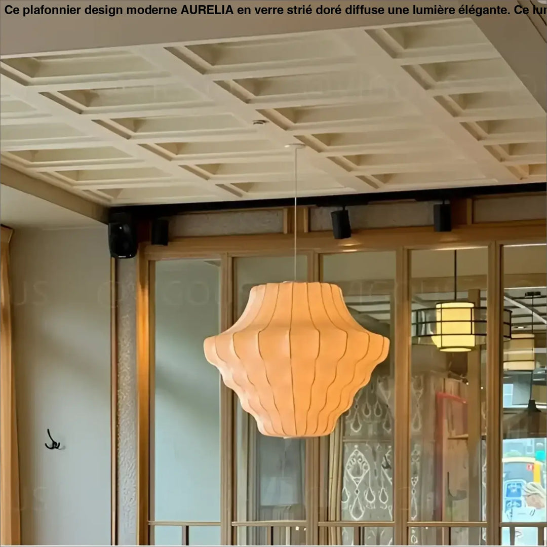 Suspension design élégante en tissu et métal sculpté