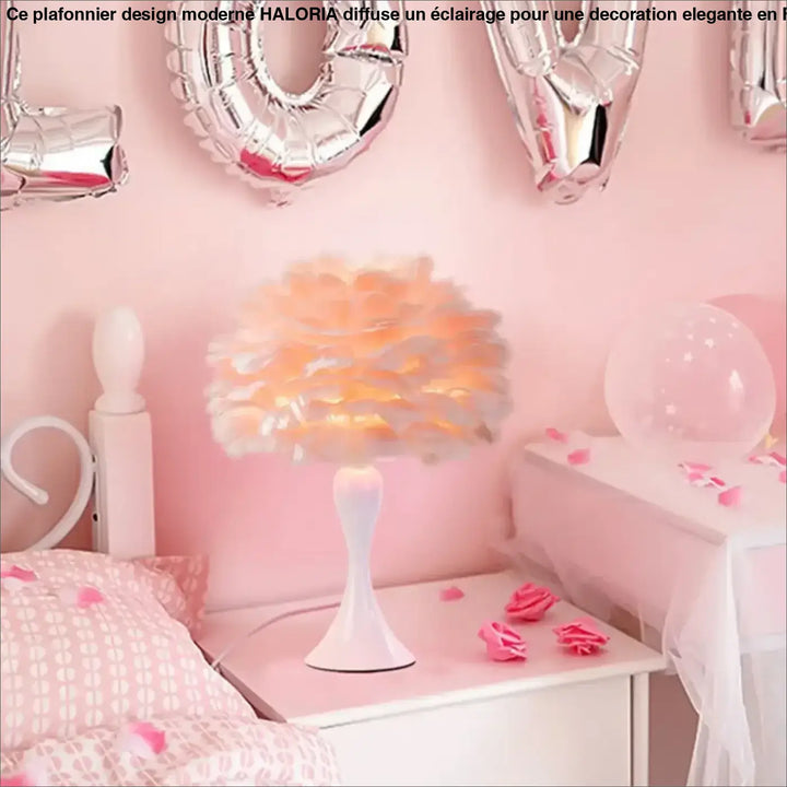 Lampe de chevet penna avec plumes blanches délicates et lumière orange douce sur une table de nuit rose élégante