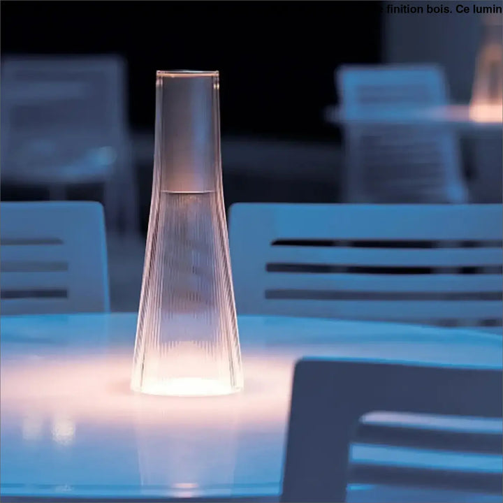 Lampe de chevet acry en verre translucide avec texture côtelée et lumière chaude pour un style épuré chevet style
