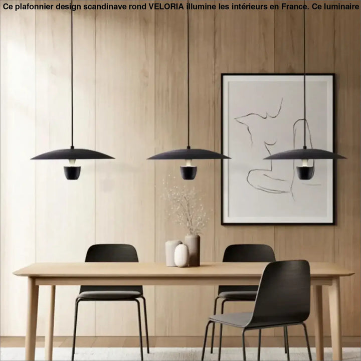 Trois suspensions luminaire habaka noires élégantes avec abat-jour minimaliste en disque au-dessus d’une table en bois sans frais supplémentaires
