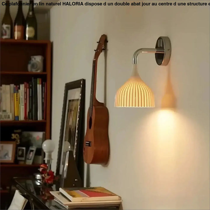 Applique murale elix avec bras chrome moderne et abat-jour en verre côtelé diffusant une lumière chaude