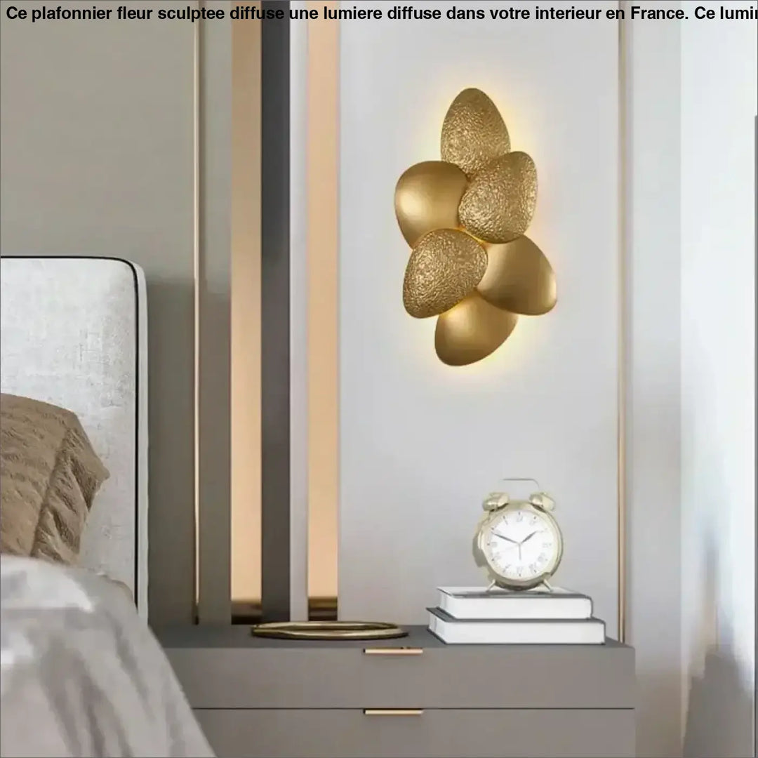 Applique murale luxe formes feuilles dorée au design raffiné