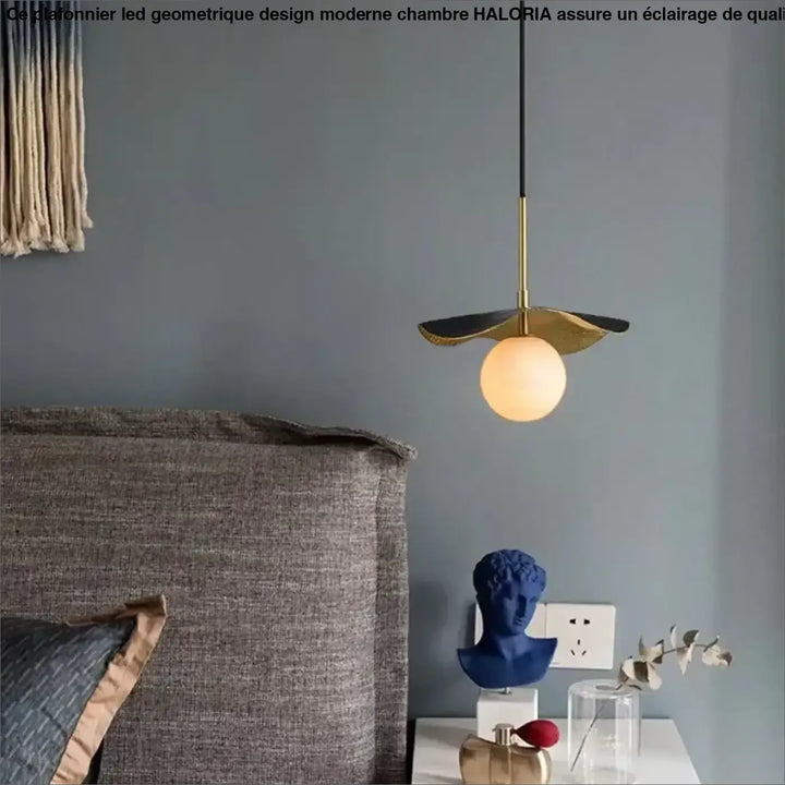 Suspension luminaire en cuivre avec une boule blanche