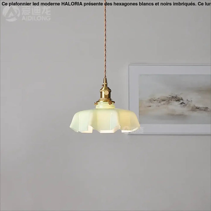 Suspension rétro en verre ondulé rose et laiton vieilli

