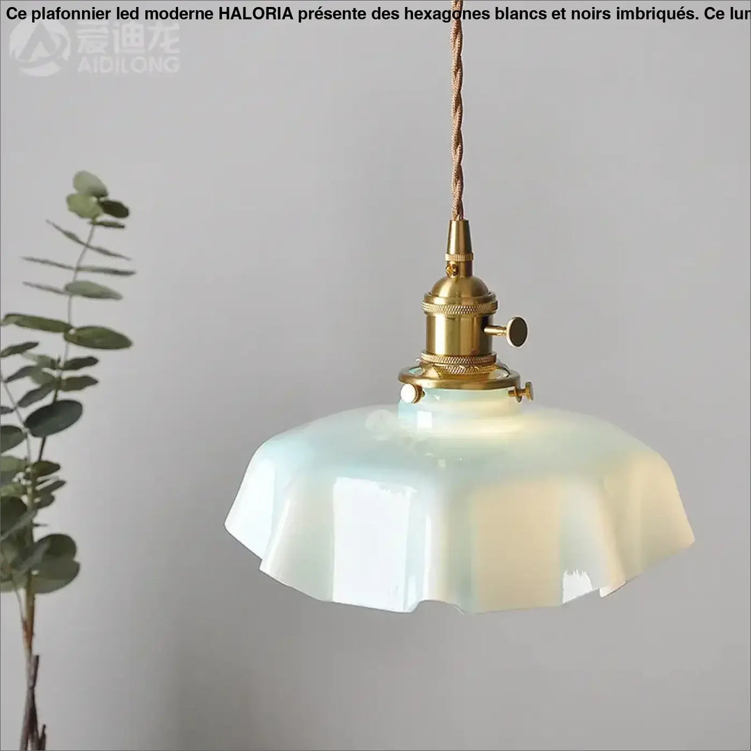 Suspension rétro en verre ondulé rose et laiton vieilli

