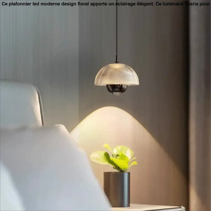 Suspension design moderne en verre nervuré et métal ambiance chic

