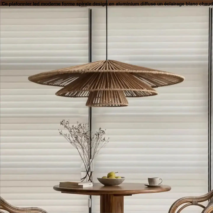 Suspension luminaire bohème en rotin tressé forme éventail chic