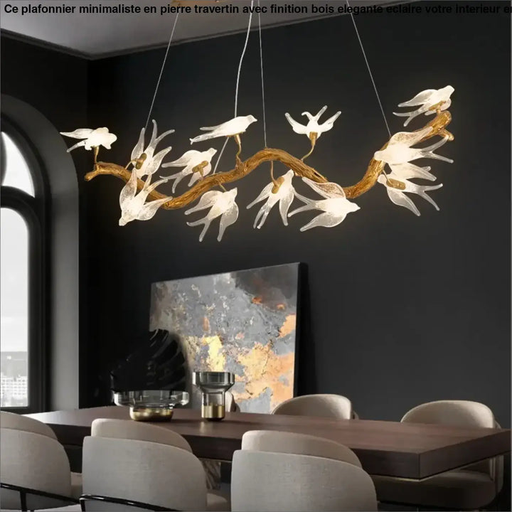 Luminaire plafonnier winglow avec branche dorée et luminaires blancs translucides en forme d’oiseaux