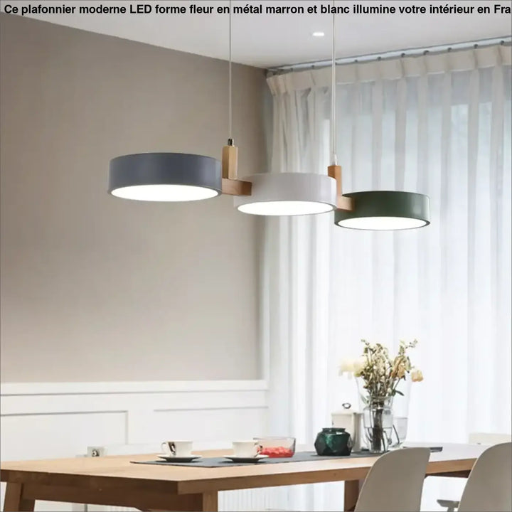 Plafonnier moderne led forme fleur marron et blanc avec trois abat-jours cylindriques gris, blanc et vert suspendus par bras en bois