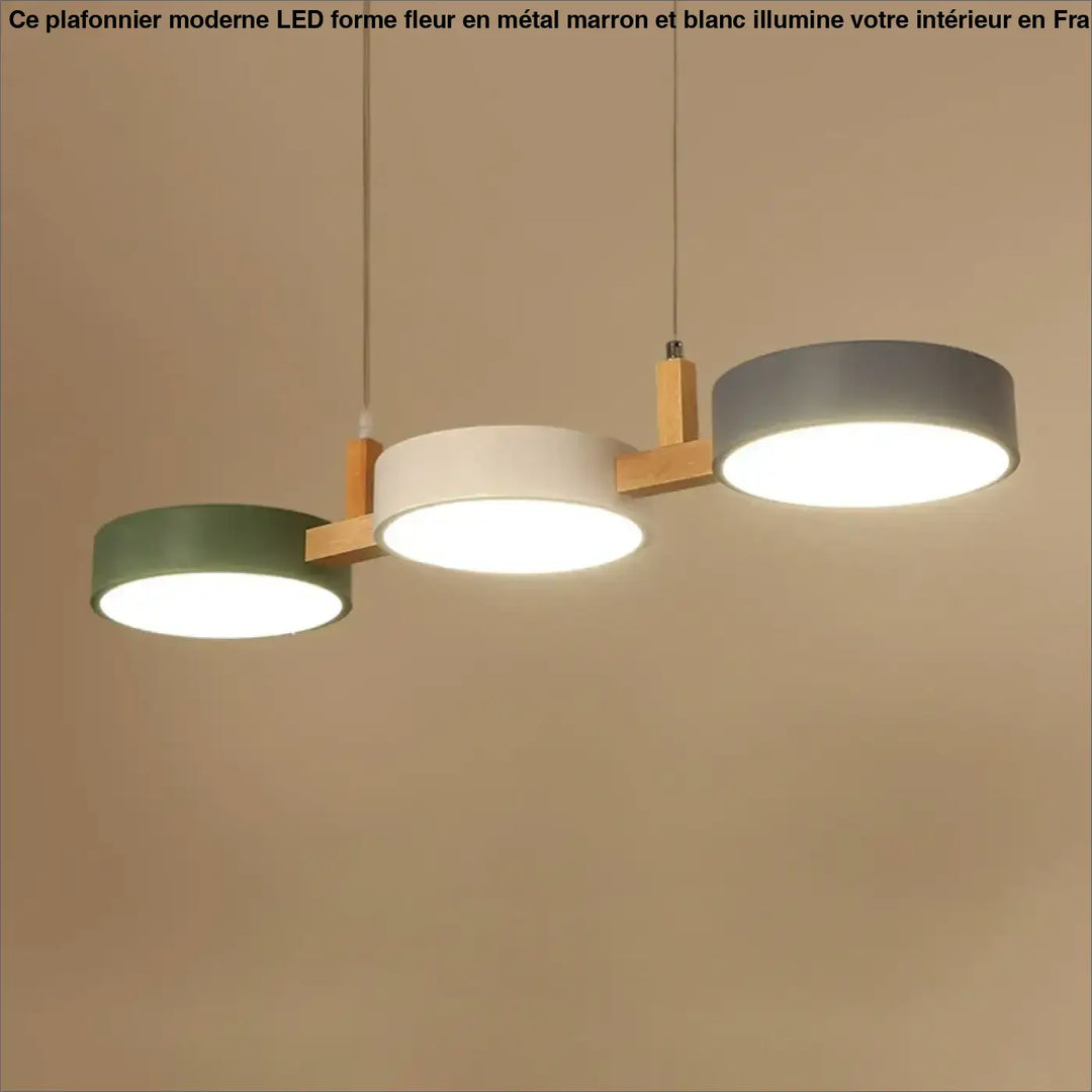 Plafonnier moderne led forme fleur marron et blanc avec trois cylindres verts sauge, blanc et gris sur barres en bois clair