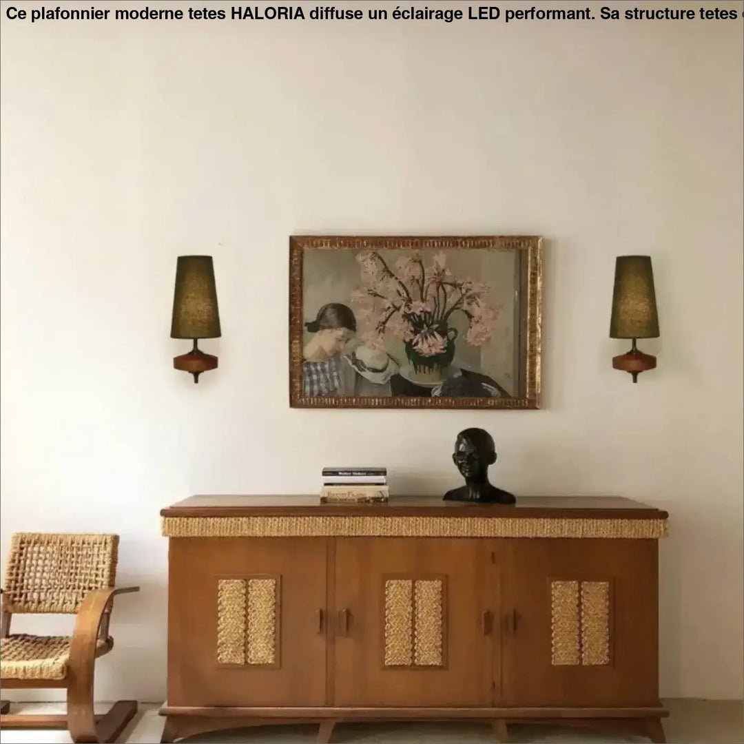 Plafonnier moderne tetes design noir éclairage led avec un buste en bronze foncé poli sur un buffet en bois