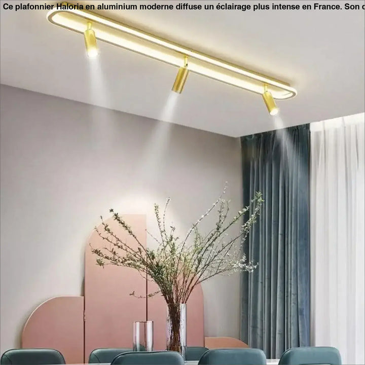 Plafonnier multiple led en aluminium moderne haloria avec trois spots réglables dorés pour un éclairage plus ciblé au centre d’une pièce
