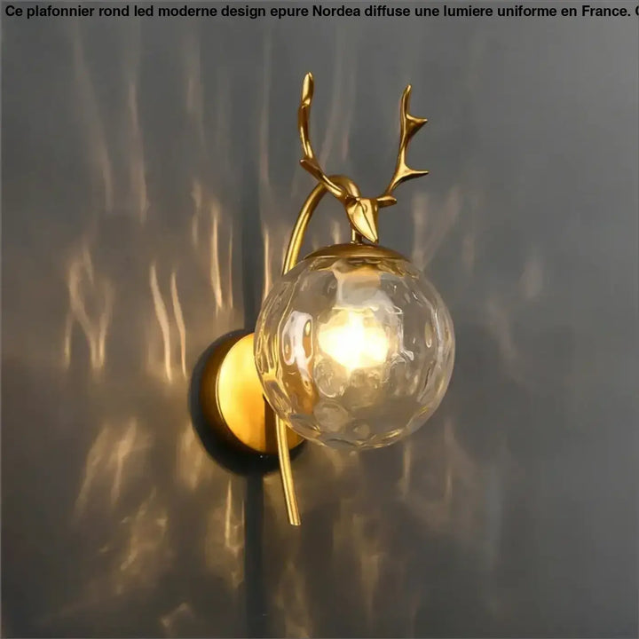 Applique murale boule en verre orné de cornes de cerf