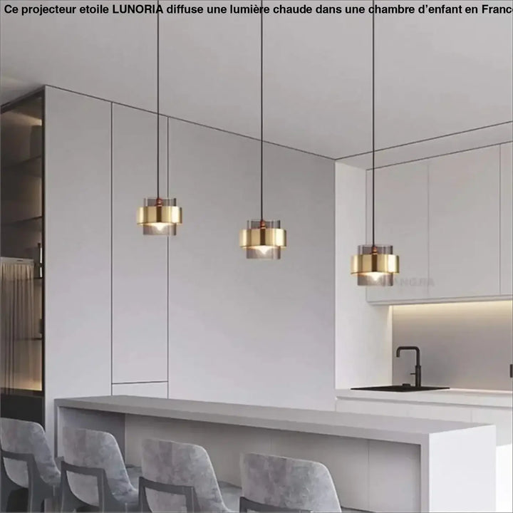 Trois projecteurs etoile pendants modernes en métal doré avec abat-jours en verre dépoli pour éclairage plus chambre d’enfant