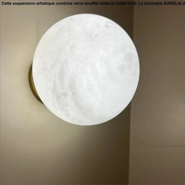Applique murale kesto en forme de lune blanche texturée avec halo lumineux apaisant sur base dorée design