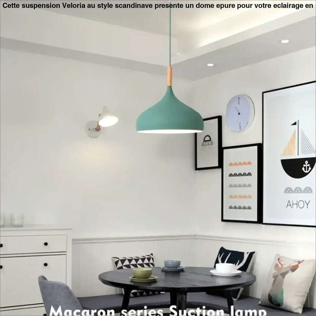 Suspension au style scandinave présente une forme de dôme épuré

