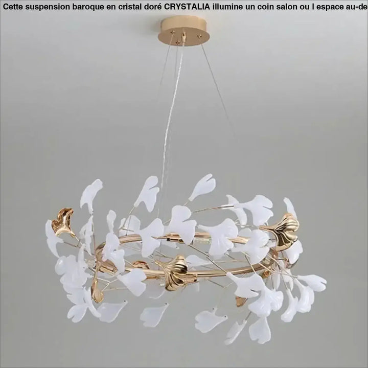 Suspension florale dorée circulaire ornée de pétales blancs

