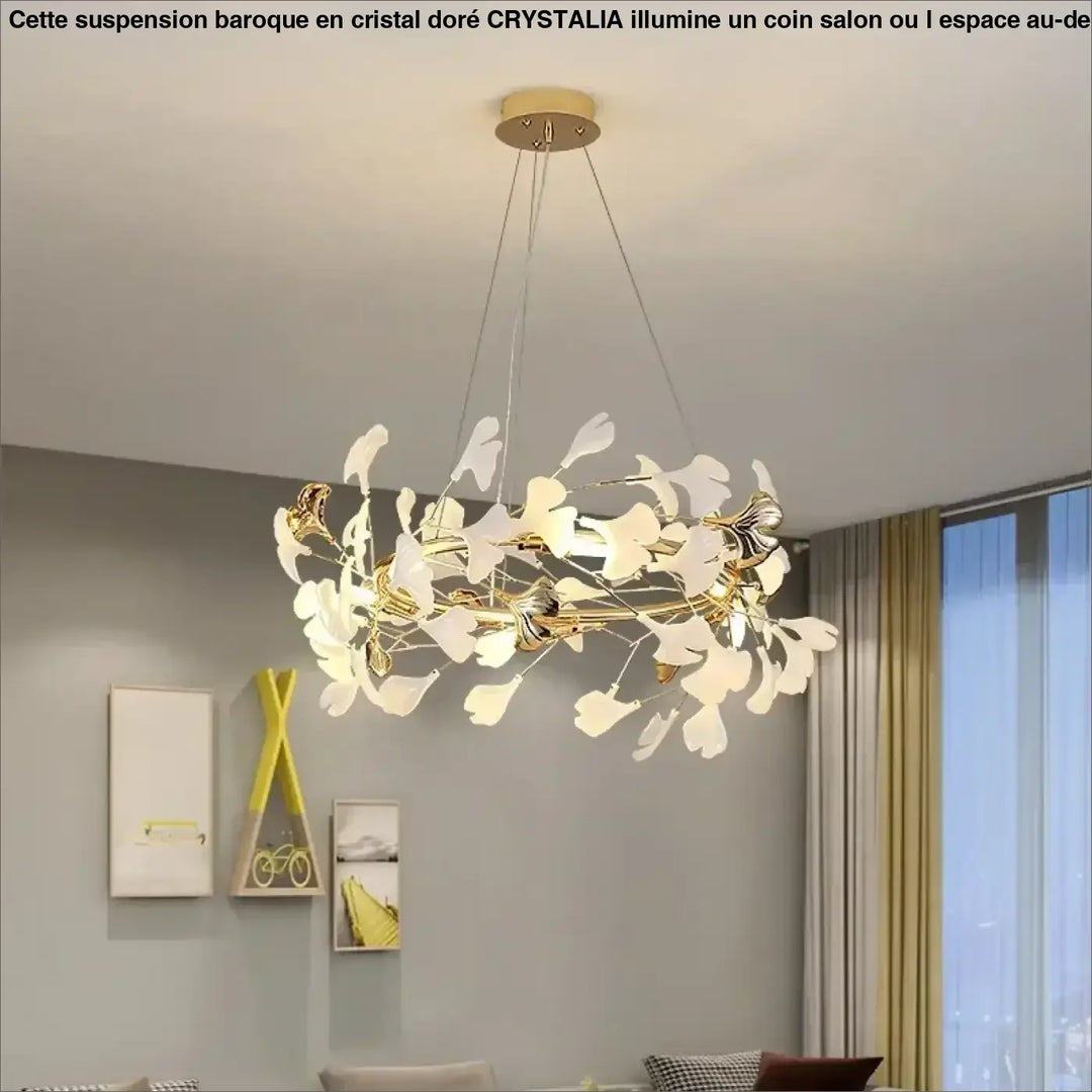 Suspension florale dorée circulaire ornée de pétales blancs
