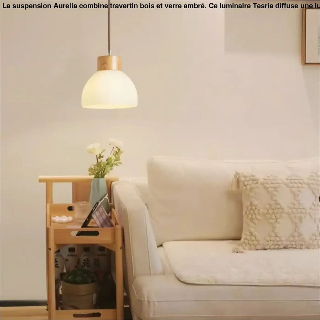Suspension bois travertin verre ambre design elegant avec abat-jour en verre dépoli chaleureux et support en métal bois naturel au-dessus d’une table