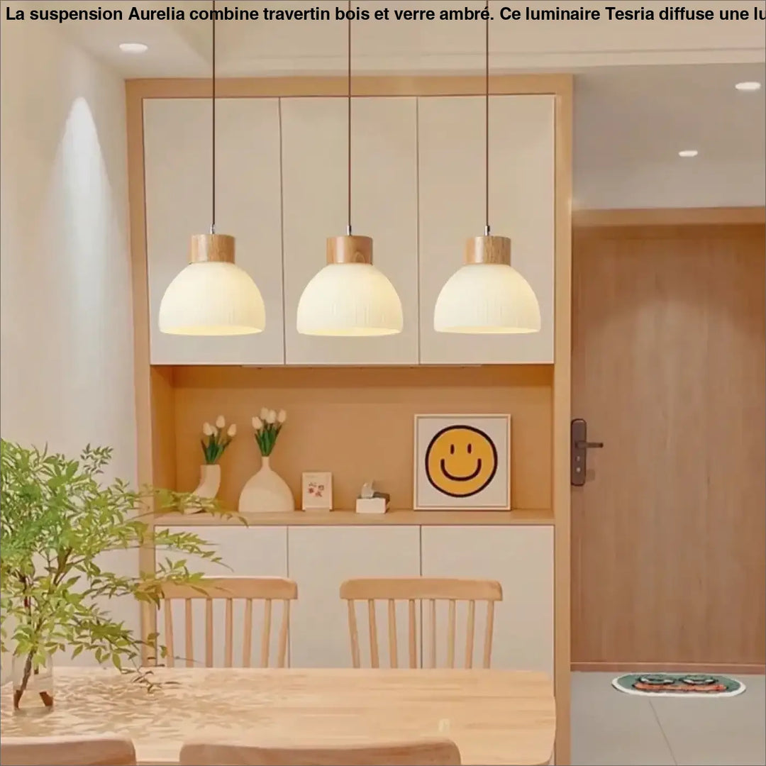 Suspension bois travertin verre ambre design élégant avec trois abat-jours en verre blanc mat au-dessus d’un coin salon