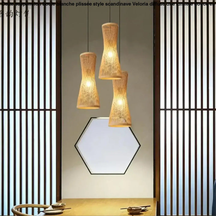 Suspension luminaire en bambou au forme élancée et ondulant

