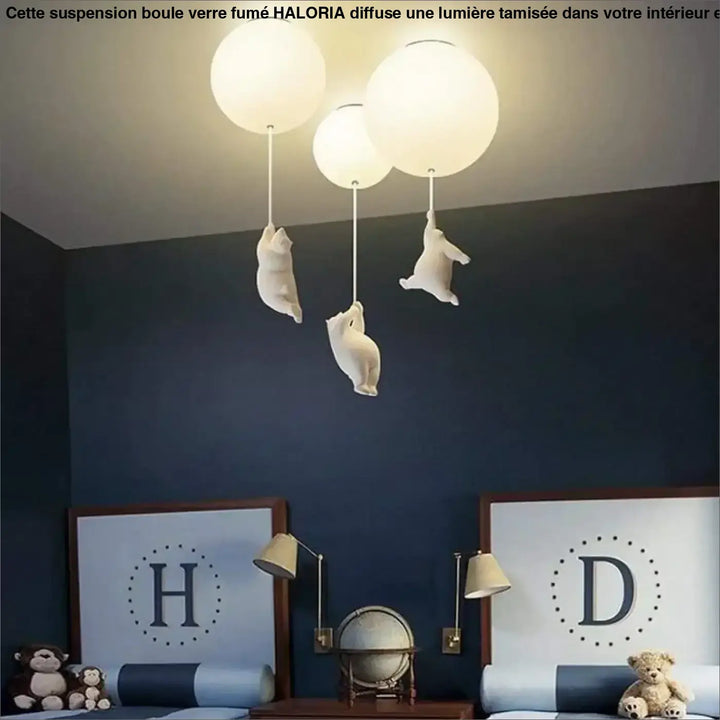 Suspension boule verre fumé blanche avec trois luminaires sphériques et figurines dours suspendues haloria