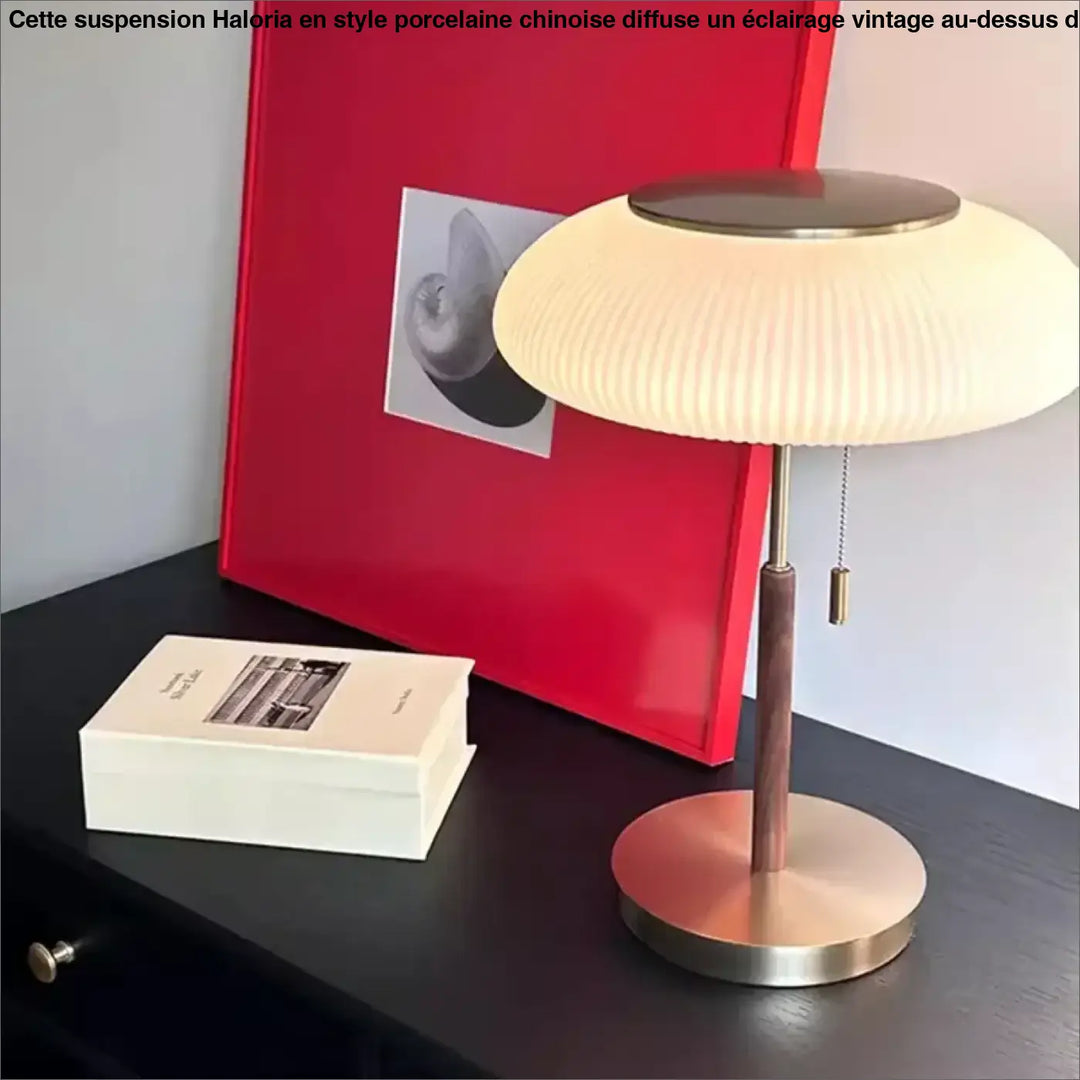 Lampe de table juany en verre plissé crème avec base en métal doré et tige en bois style table design nordique