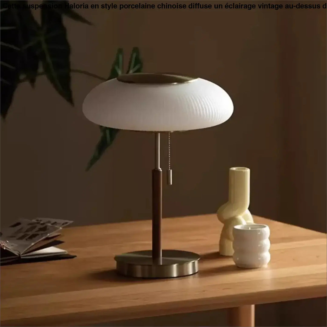 Lampe de table juany en verre plissé blanc avec base et tige en métal doré style table design nordique élégante