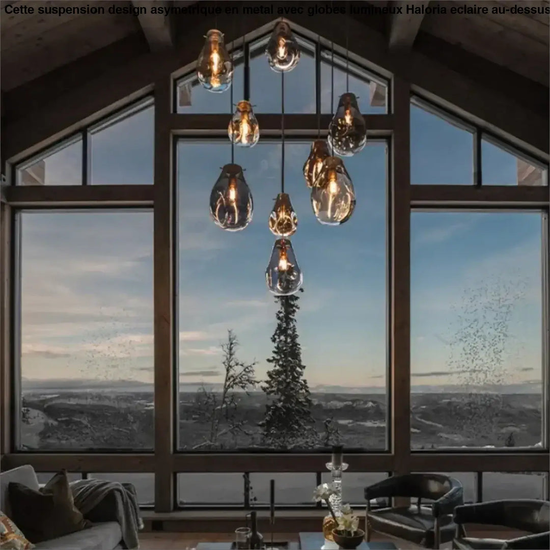 Un suspension luminaire vulco en verre avec ampoules filament exposées dans un agencement moderne aux tons chauds