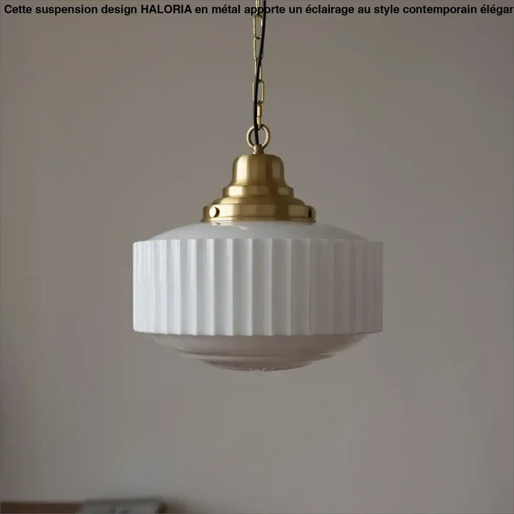 Suspension luminaire declira en verre blanc nervuré avec dessus et chaîne en métal finition laiton
