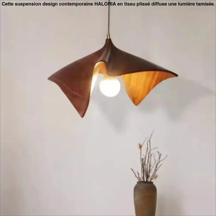 Suspension design contemporaine en tissu plissé avec abat-jour en bois bicolore et fixation en laiton