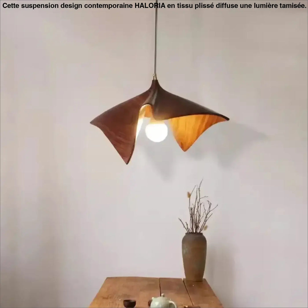 Suspension design contemporaine en tissu plissé haloria avec lumière suspendue sculpturale bicolore brun foncé et doré organique