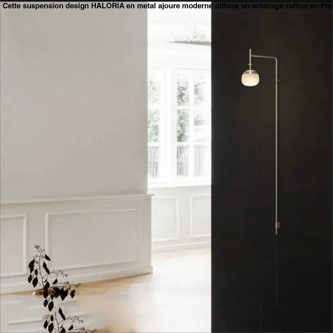 Suspension design metal ajoure moderne avec bras métallique élégant et globe en verre dépoli pour éclairage intérieur