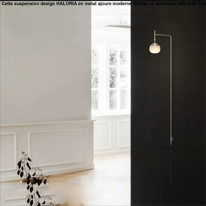 Suspension design metal ajoure moderne avec bras métallique élégant et globe en verre dépoli pour éclairage intérieur