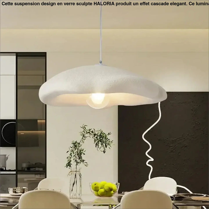 Suspension luminaire ondea blanc en forme de nuage avec surface texturée et ampoule visible dans le design de luminaire