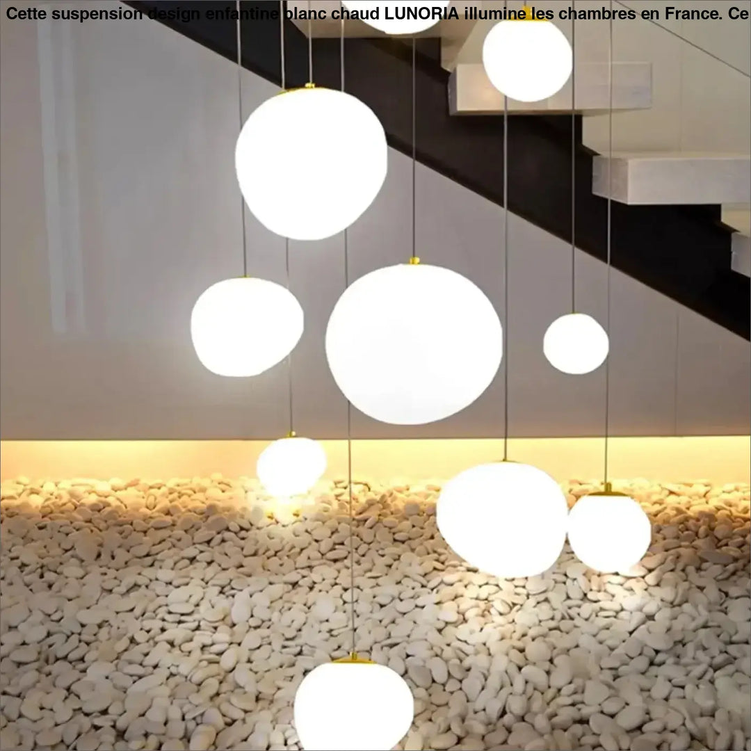 Suspension Cascade Moderne Boules Blanches Haut Plafond

