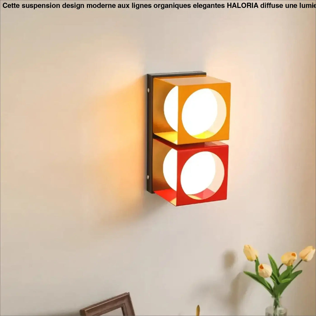 Suspension design moderne avec ligne organiques élégantes, applique murale bicolore orange et rouge à deux niveaux éclairage chaud
