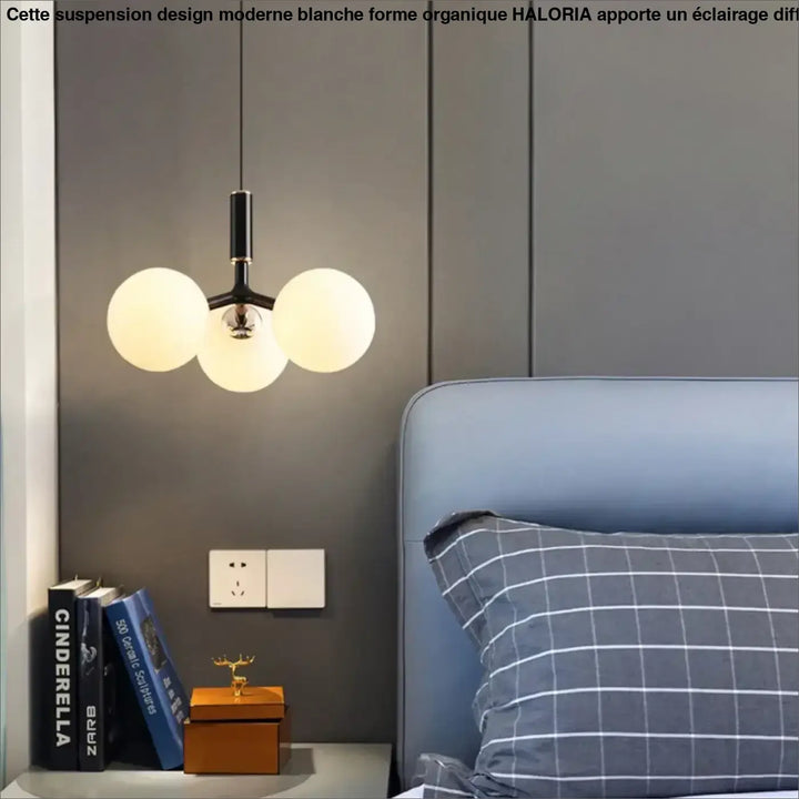 Suspension design moderne avec trois globes en verre opalin