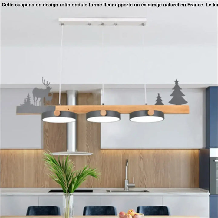 Suspension design rotin avec trois abat-jours noirs circulaires et motif forestier rustique floréa