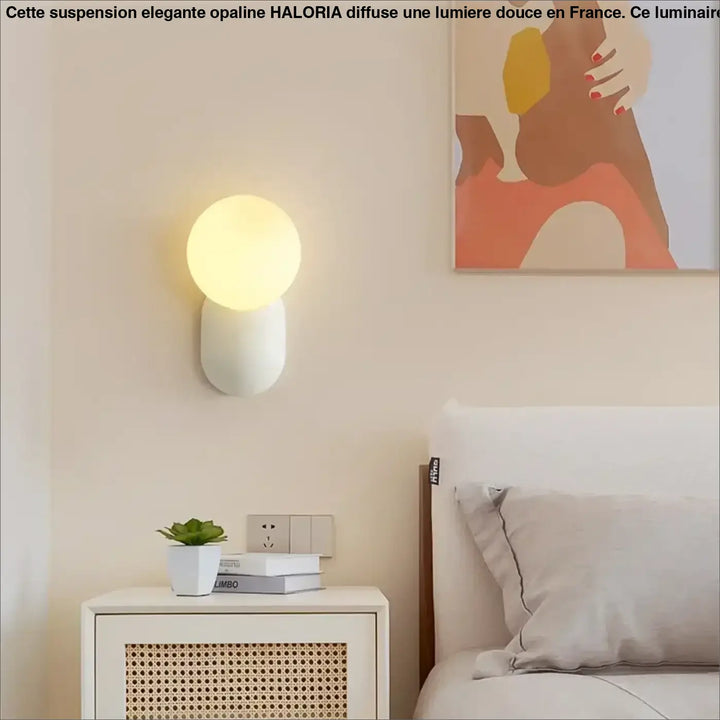 Applique Murale Minimaliste Avec Globe Opale Et Base Colorée