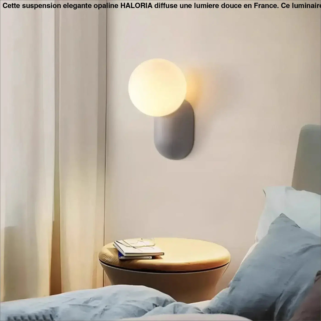 Applique Murale Minimaliste Avec Globe Opale Et Base Colorée