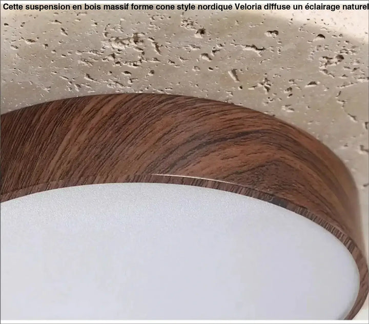 Suspension en bois massif forme cone avec cadre finition grain de bois marron chaud et diffuseur blanc lisse style nordique veloria
