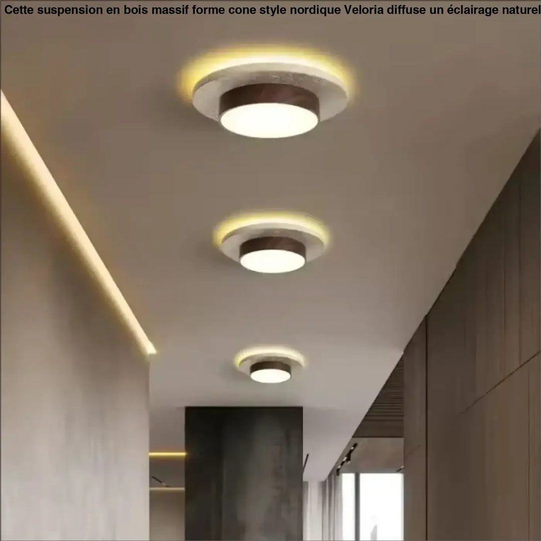 Suspension forme cone style nordique avec bois massif forme anneau foncé et base blanc marbré éclairage chaud