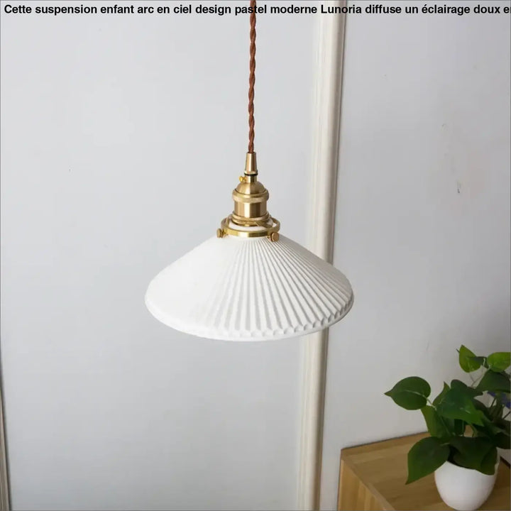 Suspension luminaire vintage en céramique blanche et laiton

