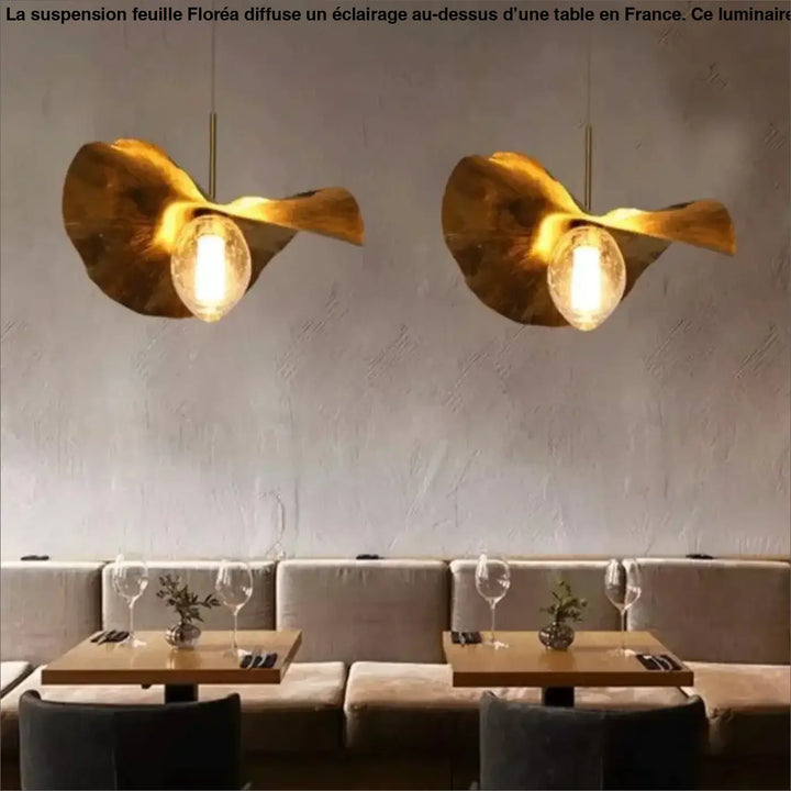 Suspension feuille floréa en métal doré en forme de feuille avec ampoules apparentes au-dessus d’une table ou d’un coin salon