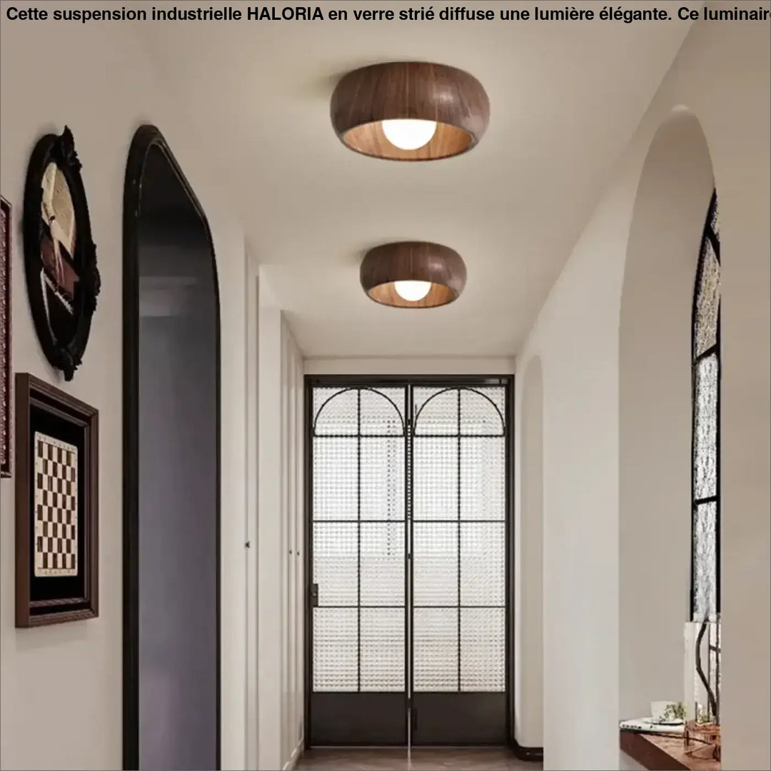 Luminaire plafonnier ceily avec deux lampes rondes en finition bois naturel diffusant une lumière douce et chaleureuse